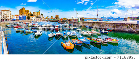 Coastal towns of Spain.Castro Urdiales.Cantabria. Coastal towns of Spain.Castro Urdiales.Cantabria. 71168953