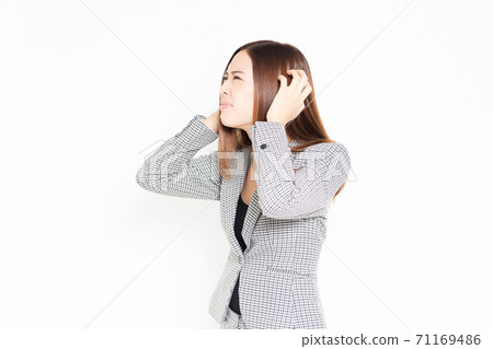 關閉我的耳朵的女商人 關閉我的耳朵的女商人 71169486