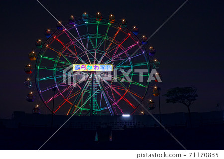 Arakawa Amusement Park's new Ferris wheel lit up colorful under construction 71170835