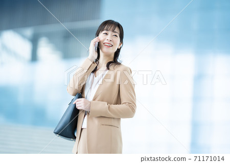 工作的女商人女商人 71171014