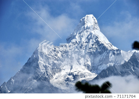 Famous peak of Everest Highway Ama Dubram 71171704