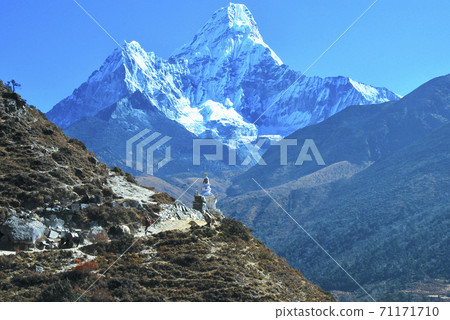 Famous peak of Everest Highway Ama Dubram 71171710