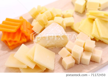 Various cheeses, cut Camembert cheese, etc. Various cheeses, cut Camembert cheese, etc. 71172450