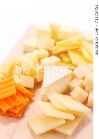 Various cheeses, cut Camembert cheese, etc. 71172452