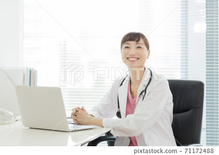 Female doctor 71172488