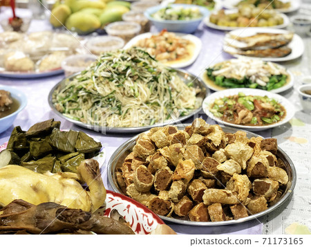 Chinese Ghost Festival. Sacrificial offering food for pray to god and memorial to ancestor 71173165
