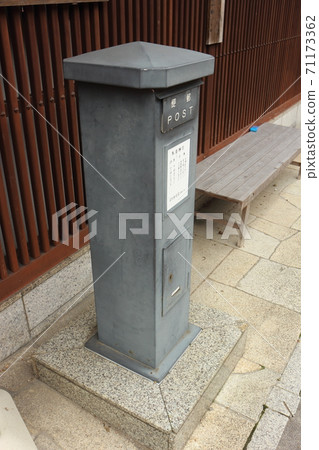 主動塗黑的柱形框式柱子（岐阜縣惠那市岩村町） 71173362