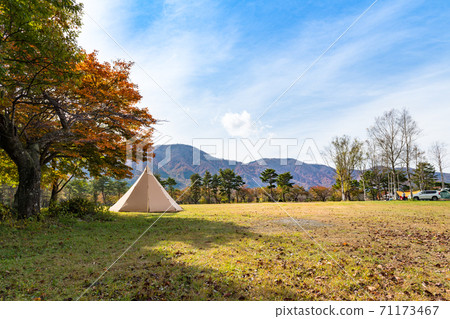 Campsite on the plateau of autumn leaves Campsite on the plateau of autumn leaves 71173467