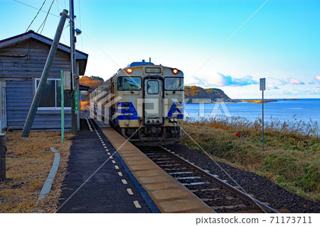 進入日本海平台和五野線櫻木站的火車 71173711