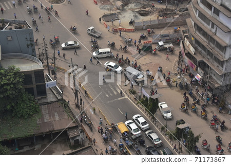 孟加拉國達卡發展中的城市景觀Rikisha自行車在公路上行駛，高流量交叉路口有汽車 71173867