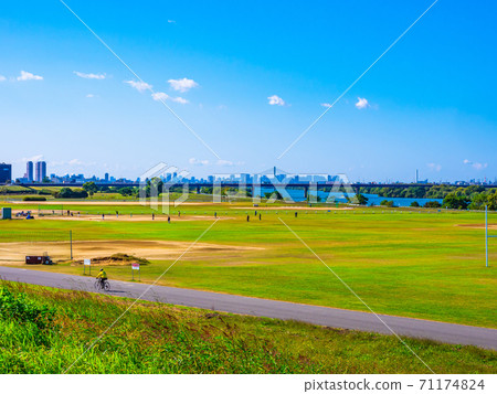 Yodogawa River Park in Neyagawa City 71174824
