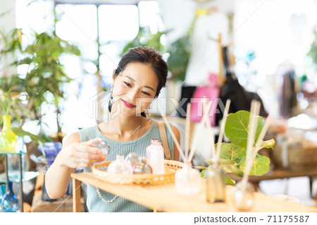 購物的女人 71175587