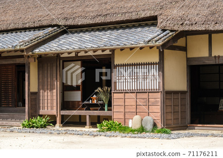 茅草屋頂,提供15晚住宿 茅草屋頂,提供15晚住宿 71176211