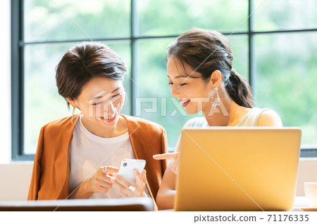 Women's business to have a meeting 71176335