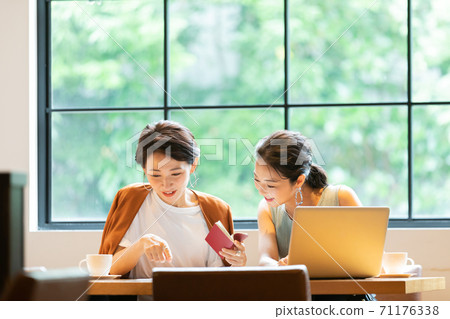 Women's business to have a meeting 71176338