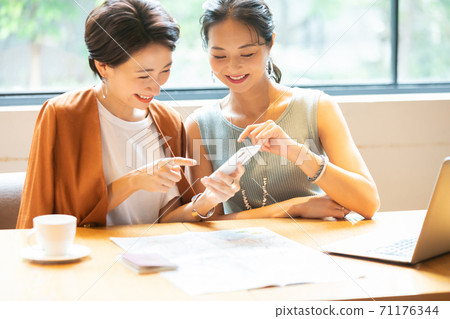 A woman to search on a smartphone A woman to search on a smartphone 71176344
