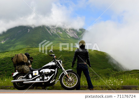 北海道勞蘇達克壯觀的雲彩和摩托車 71176724