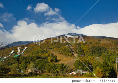長野縣白馬村美麗的八方尾根滑雪場的三層秋葉 照片素材 圖片 圖庫