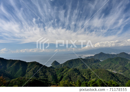 從山頂上的駿河灣的景色 從山頂上的駿河灣的景色 71178555
