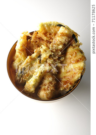 A white background shot of a bowl of tendon with many ingredients such as shrimp, pumpkin, and sweet potatoes (overhead view) A white background shot of a bowl of tendon with many ingredients such as shrimp, pumpkin, and sweet potatoes (overhead view) 71178625