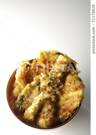 A white background shot of a bowl of tendon with many ingredients such as shrimp, pumpkin, and sweet potatoes (overhead view) A white background shot of a bowl of tendon with many ingredients such as shrimp, pumpkin, and sweet potatoes (overhead view) 71178626