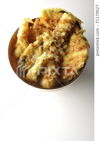 A white background shot of a bowl of tendon with many ingredients such as shrimp, pumpkin, and sweet potatoes (overhead view) A white background shot of a bowl of tendon with many ingredients such as shrimp, pumpkin, and sweet potatoes (overhead view) 71178627