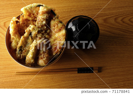 A set of tendon and miso soup with many ingredients such as shrimp, pumpkin and sweet potatoes (overhead view) 71178841