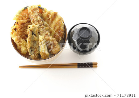 A set of tendon and miso soup with many ingredients such as shrimp, pumpkin and sweet potato (white background, bird's-eye view) 71178911