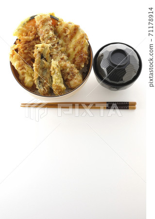 A set of tendon and miso soup with many ingredients such as shrimp, pumpkin and sweet potato (white background, bird's-eye view) 71178914