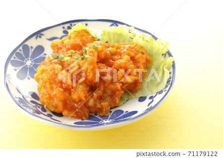 Simple shooting of shrimp boiled in chili sauce 71179122