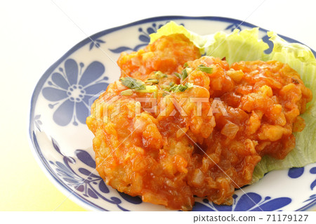 Simple shooting of shrimp boiled in chili sauce Simple shooting of shrimp boiled in chili sauce 71179127