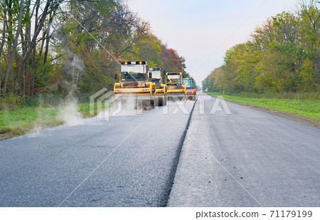 road roller working 71179199