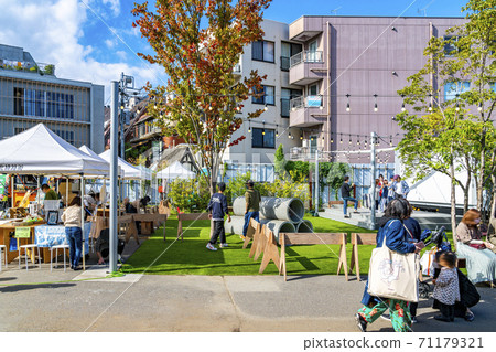 [東京]下北澤：在下北鐵路區的一個空地，那裡散佈著有趣的氣氛 71179321