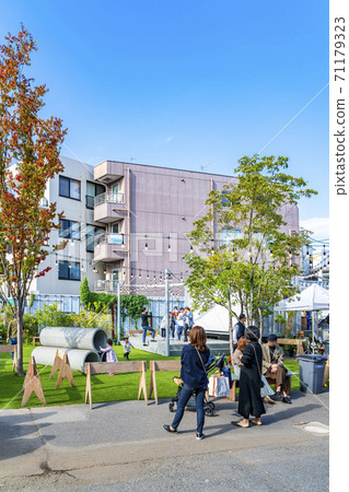[Tokyo] Shimokitazawa: A vacant lot in Shimokitazawa, where a fun atmosphere spreads 71179323