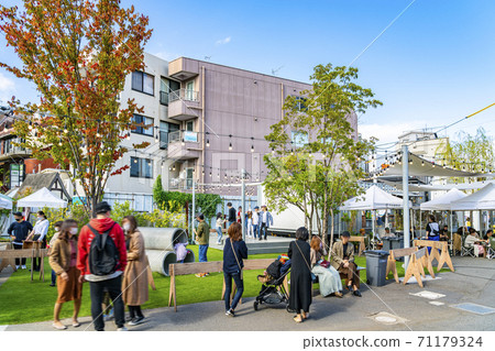 [東京]下北澤：在下北鐵路區的一個空地，那裡散佈著有趣的氣氛 71179324