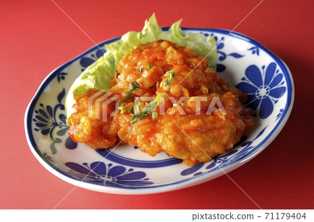 Simply shoot shrimp in chili sauce on a red background Simply shoot shrimp in chili sauce on a red background 71179404