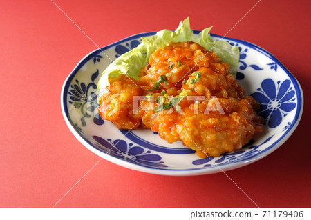 Simply shoot shrimp in chili sauce on a red background Simply shoot shrimp in chili sauce on a red background 71179406
