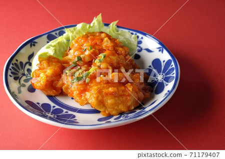 只需在紅色背景上用辣椒醬射擊蝦 71179407