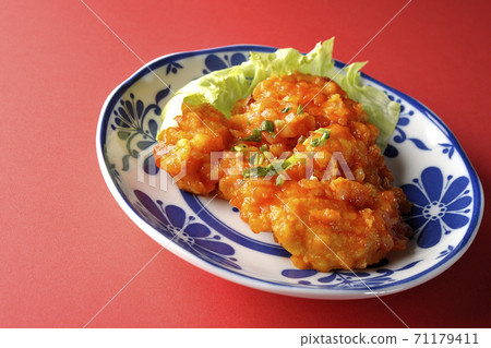 只需在紅色背景上用辣椒醬射擊蝦 71179411