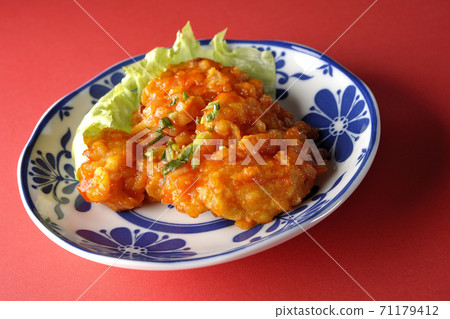 只需在紅色背景上用辣椒醬射擊蝦 71179412