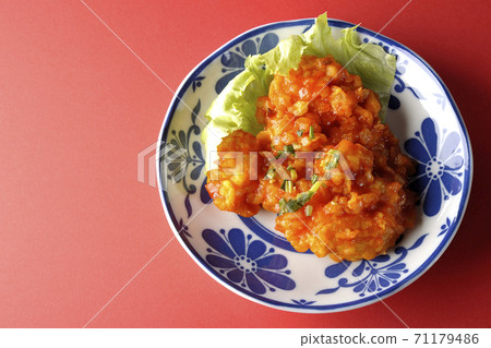 Simple shooting of shrimp boiled in chili with a red background (overhead view) 71179486