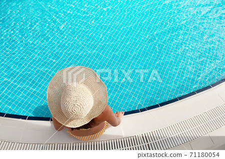 Woman relaxing in swimming pool 71180054