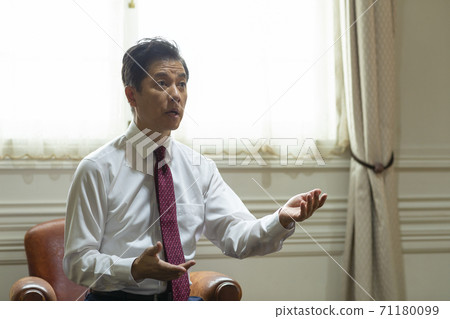 A man practicing singing 71180099