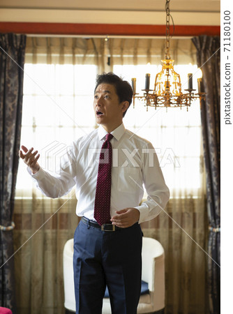 A man practicing singing 71180100