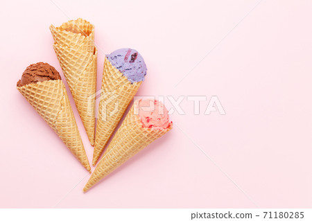 Berry, vanilla and chocolate ice cream sundae 71180285