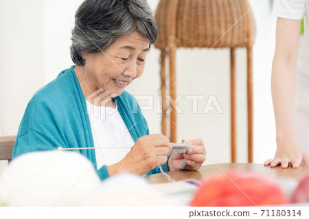 Seniors knitting in day care Seniors knitting in day care 71180314