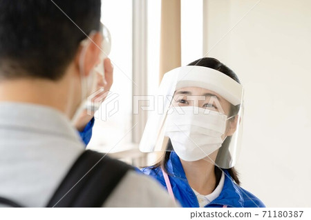 女職員測量體溫[非接觸式體溫計] 71180387