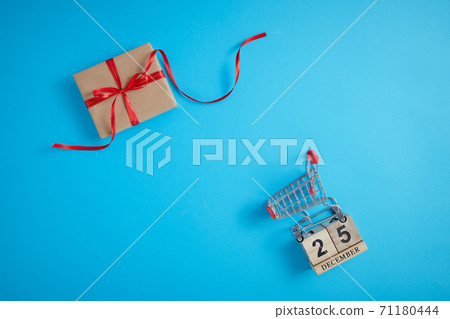 shopping cart with a gift with wooden block Calendar shopping cart with a gift with wooden block Calendar 71180444