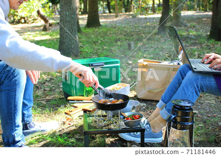 兩個人在營地工作 71181446