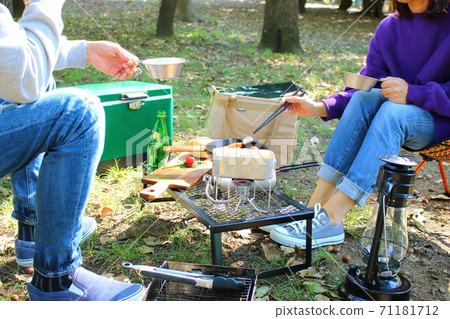 兩人在一日營中吃飯 兩人在一日營中吃飯 71181712